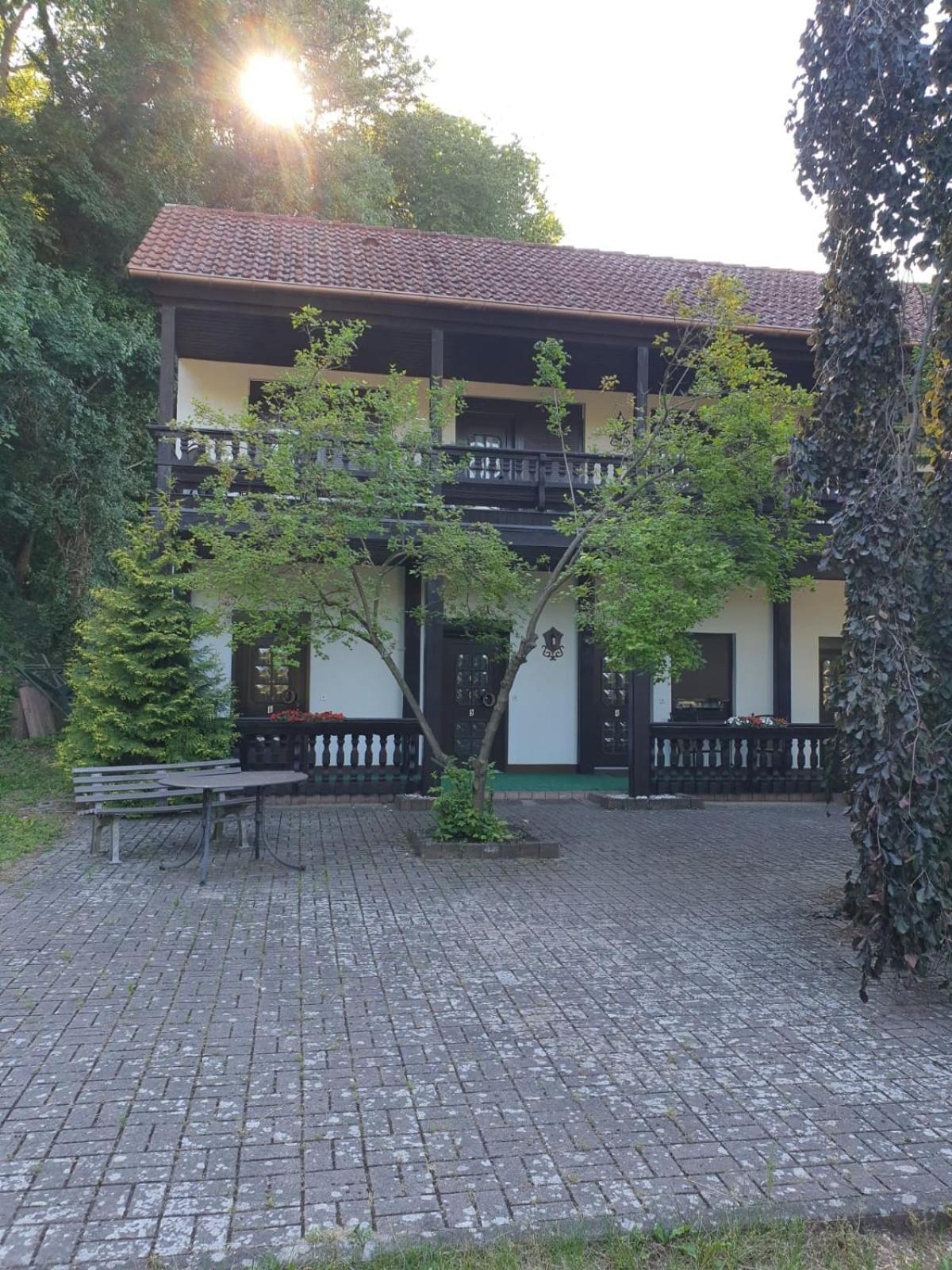 Motel Zur Festwiese Gierstädt Eksteriør bilde