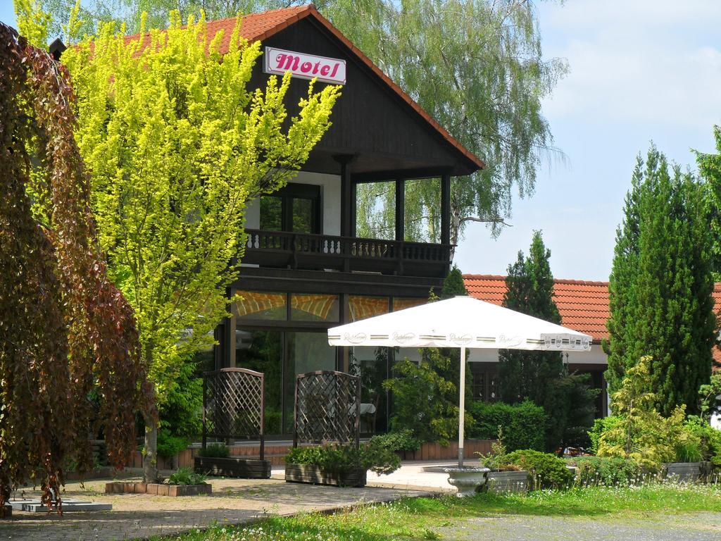 Motel Zur Festwiese Gierstädt Eksteriør bilde
